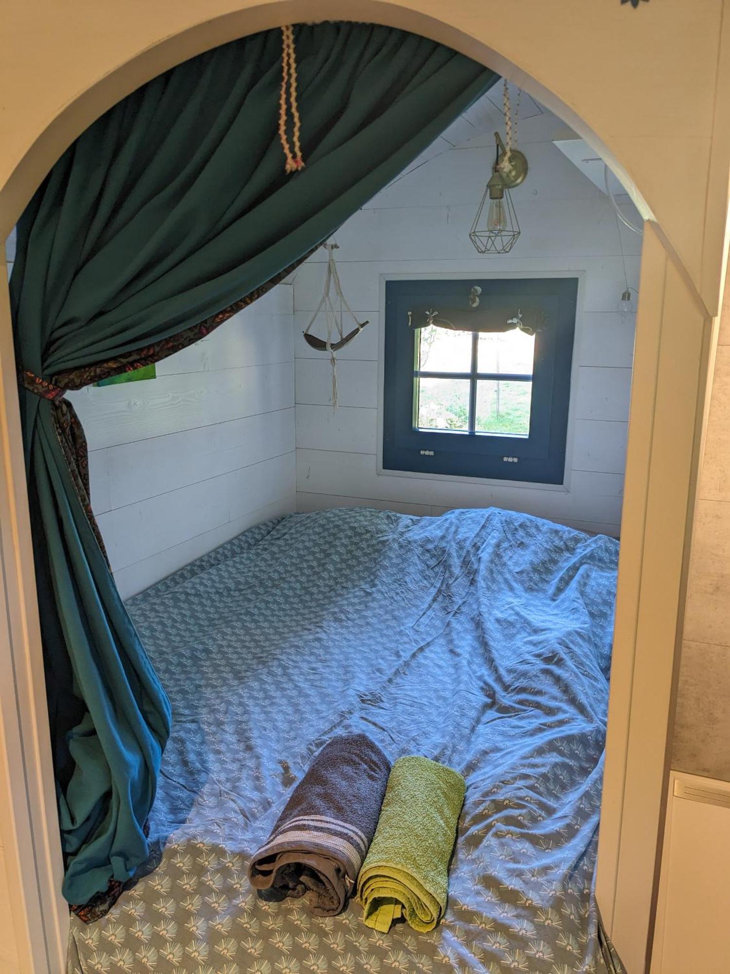 La Roulotte Tiny House Du Mond'Ideal Leval  Eksteriør billede
