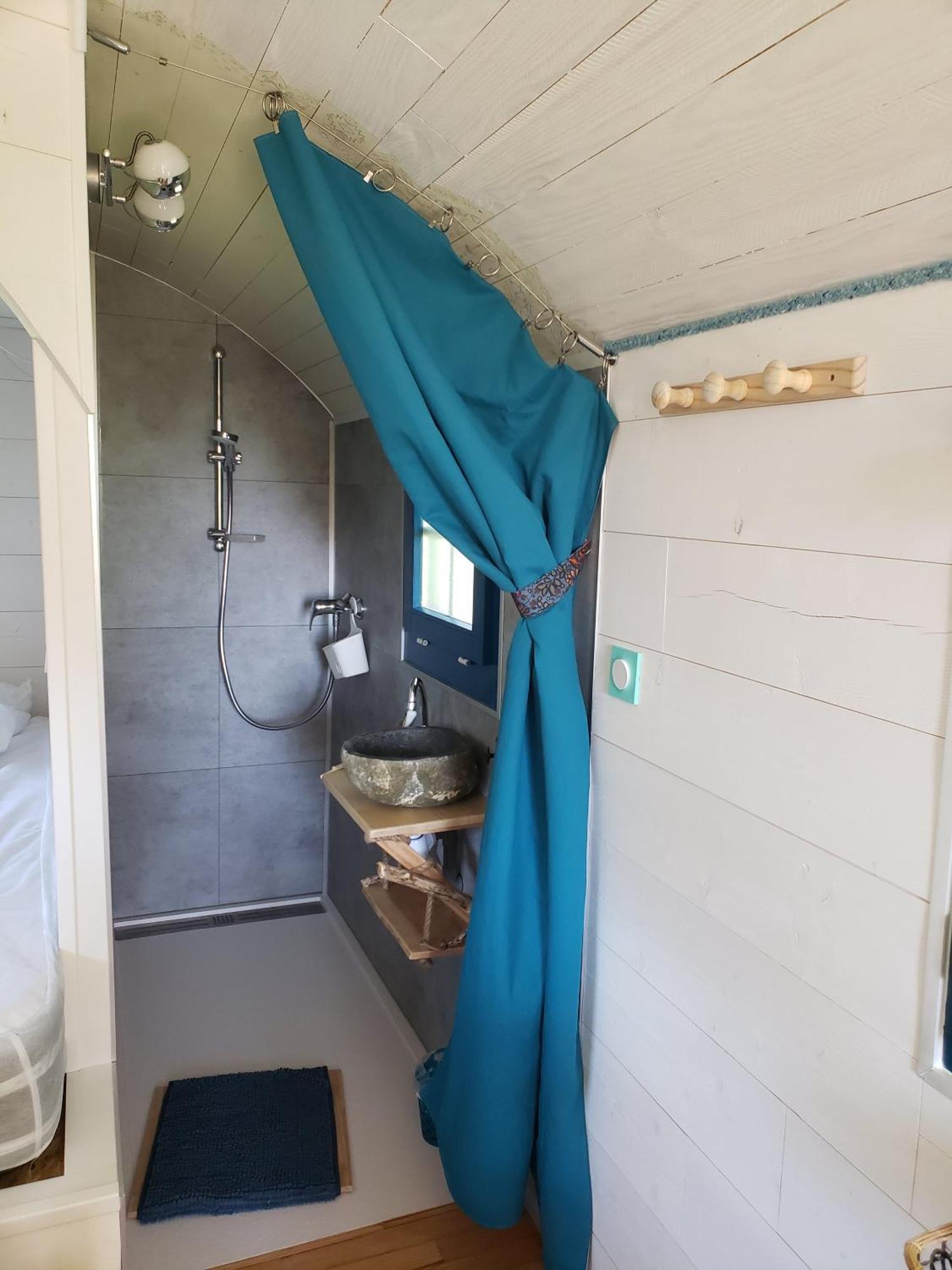 La Roulotte Tiny House Du Mond'Ideal Leval  Eksteriør billede