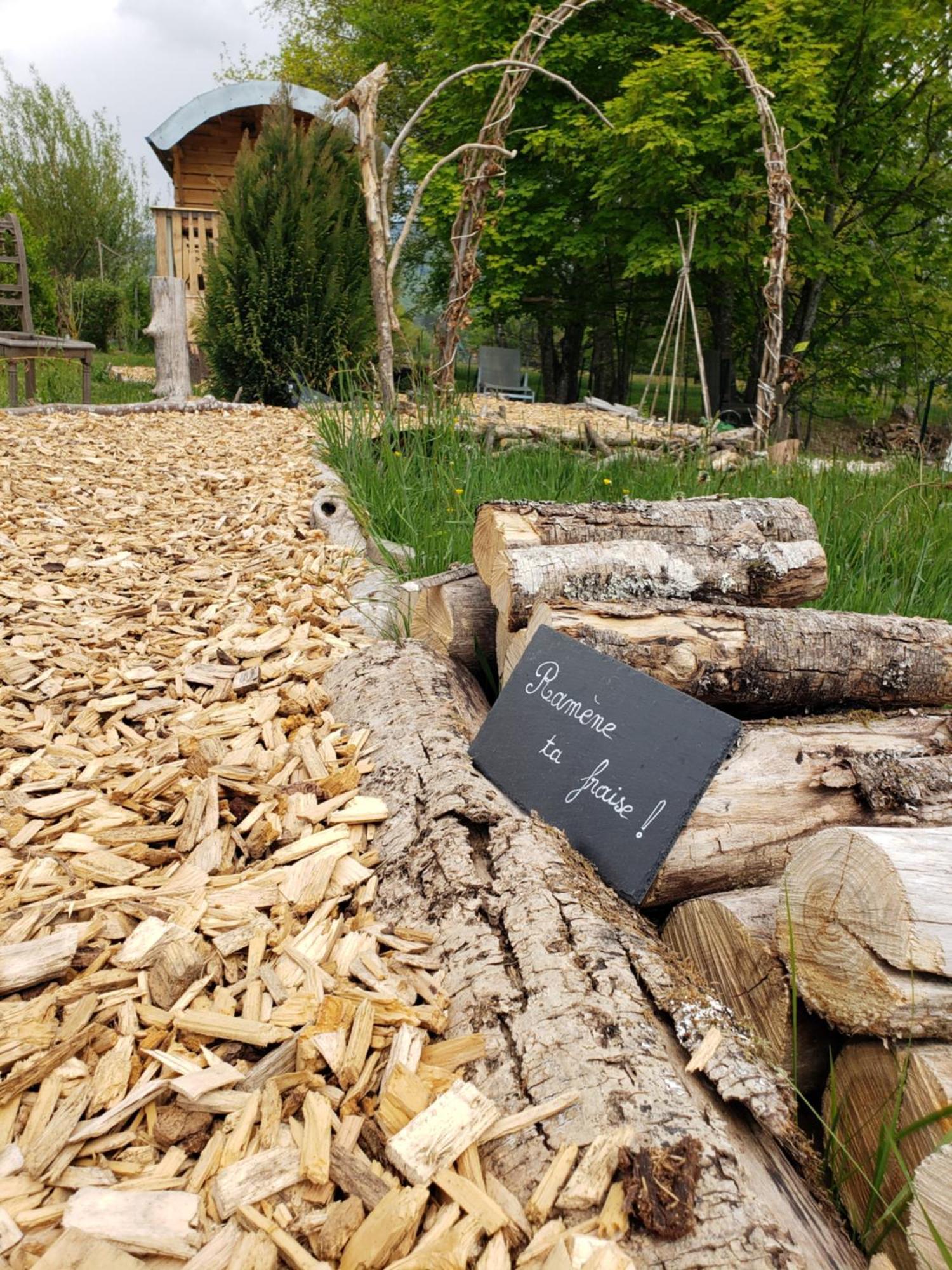 La Roulotte Tiny House Du Mond'Ideal Leval  Eksteriør billede