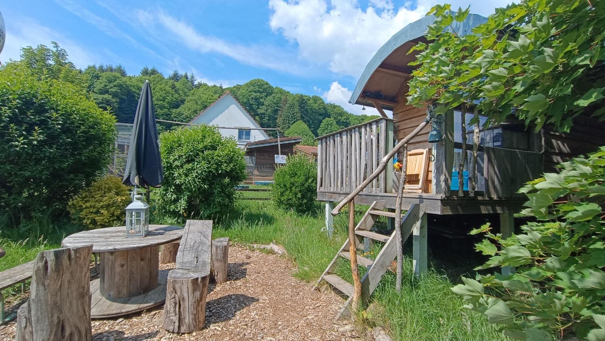 La Roulotte Tiny House Du Mond'Ideal Leval  Eksteriør billede